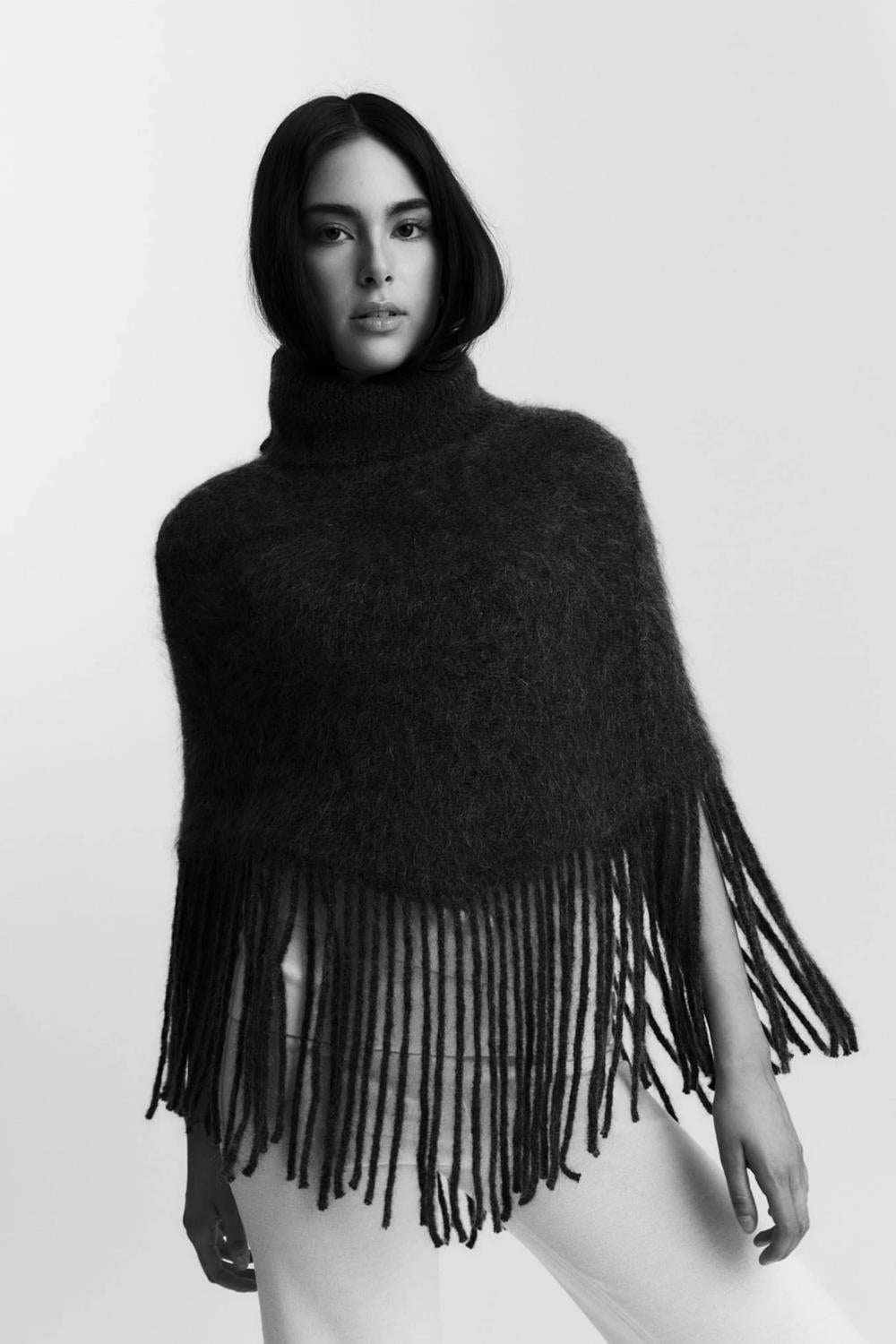 Nikola Chunky Poncho Black