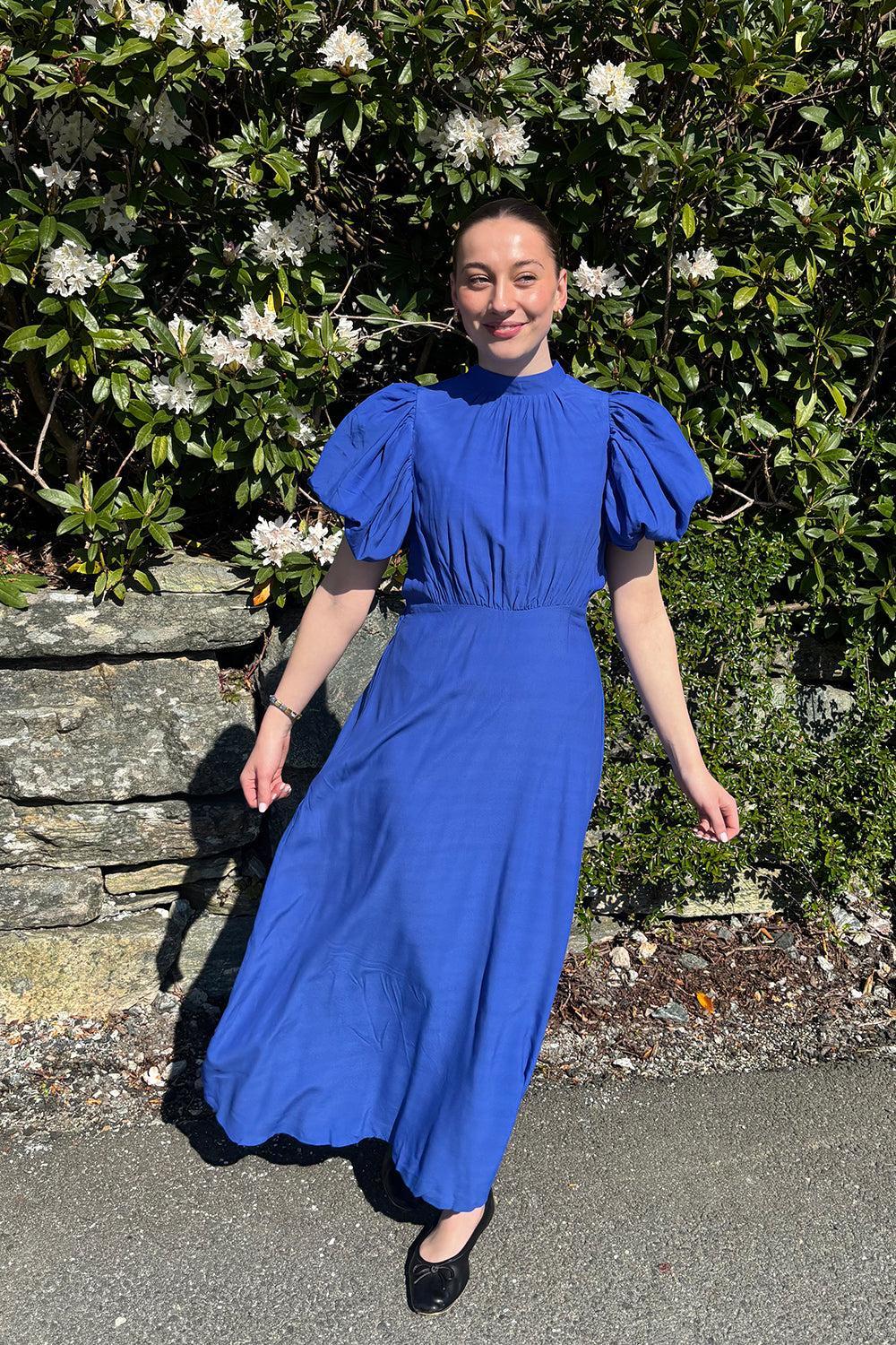 Alicia puff short sleeve open back midi dress Blue Bonnet