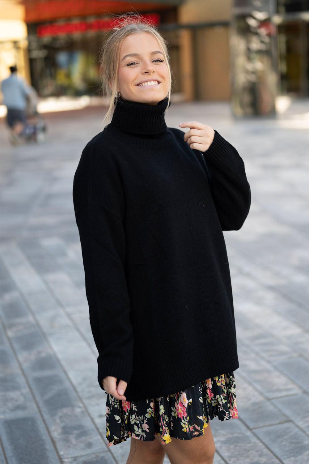 Line T-neck Black