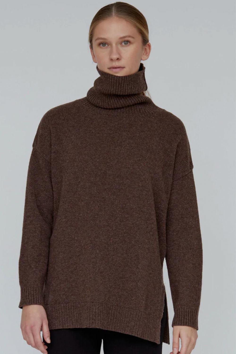 Line T-neck Brown Mel