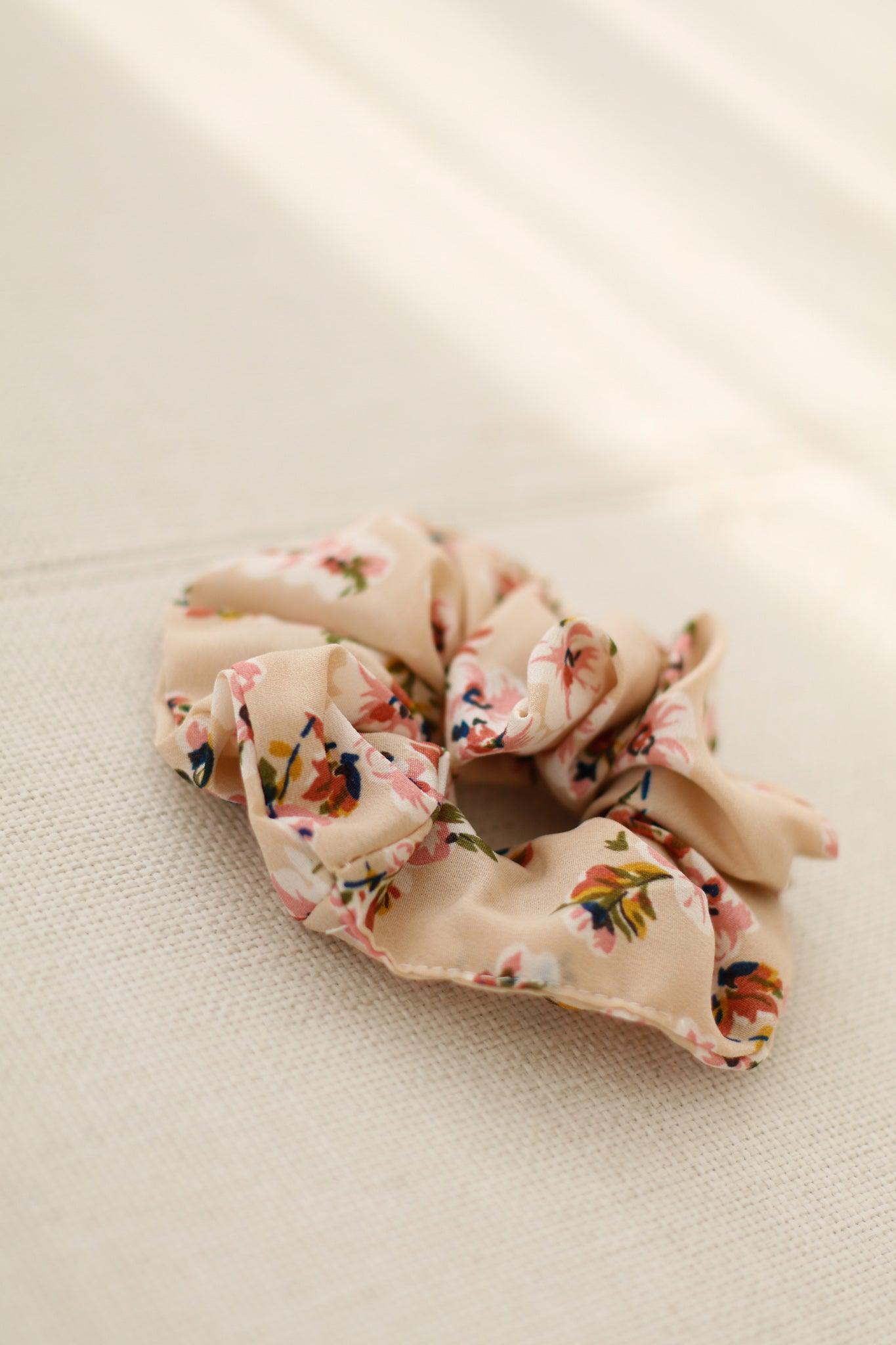 Sistie scrunchie cream with flowers