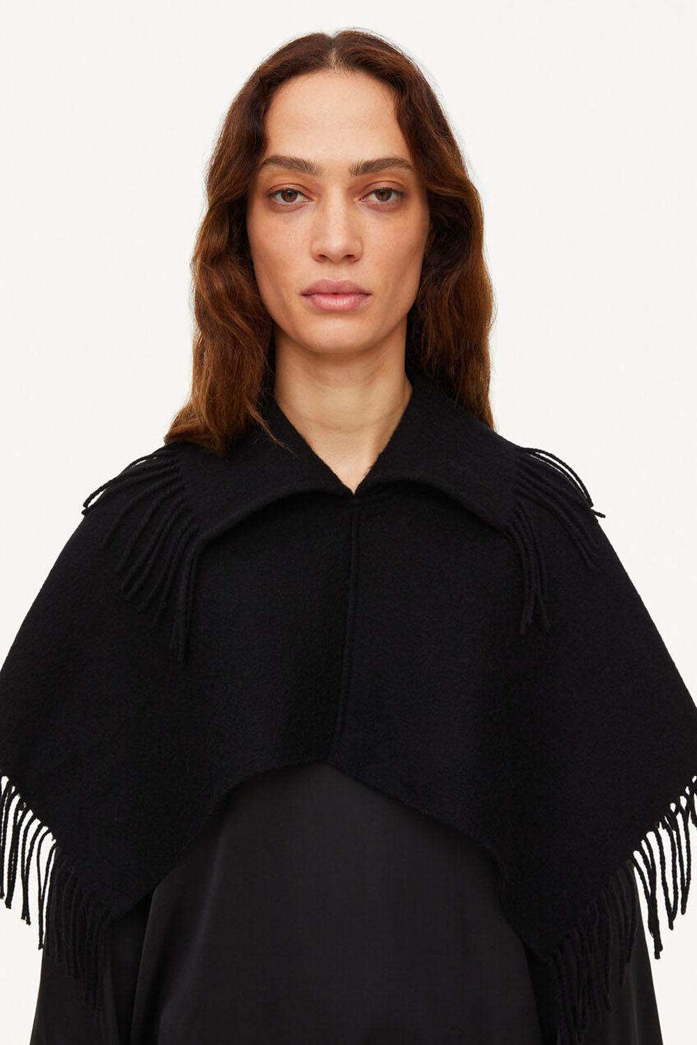 Turtla wool fringe bib Black