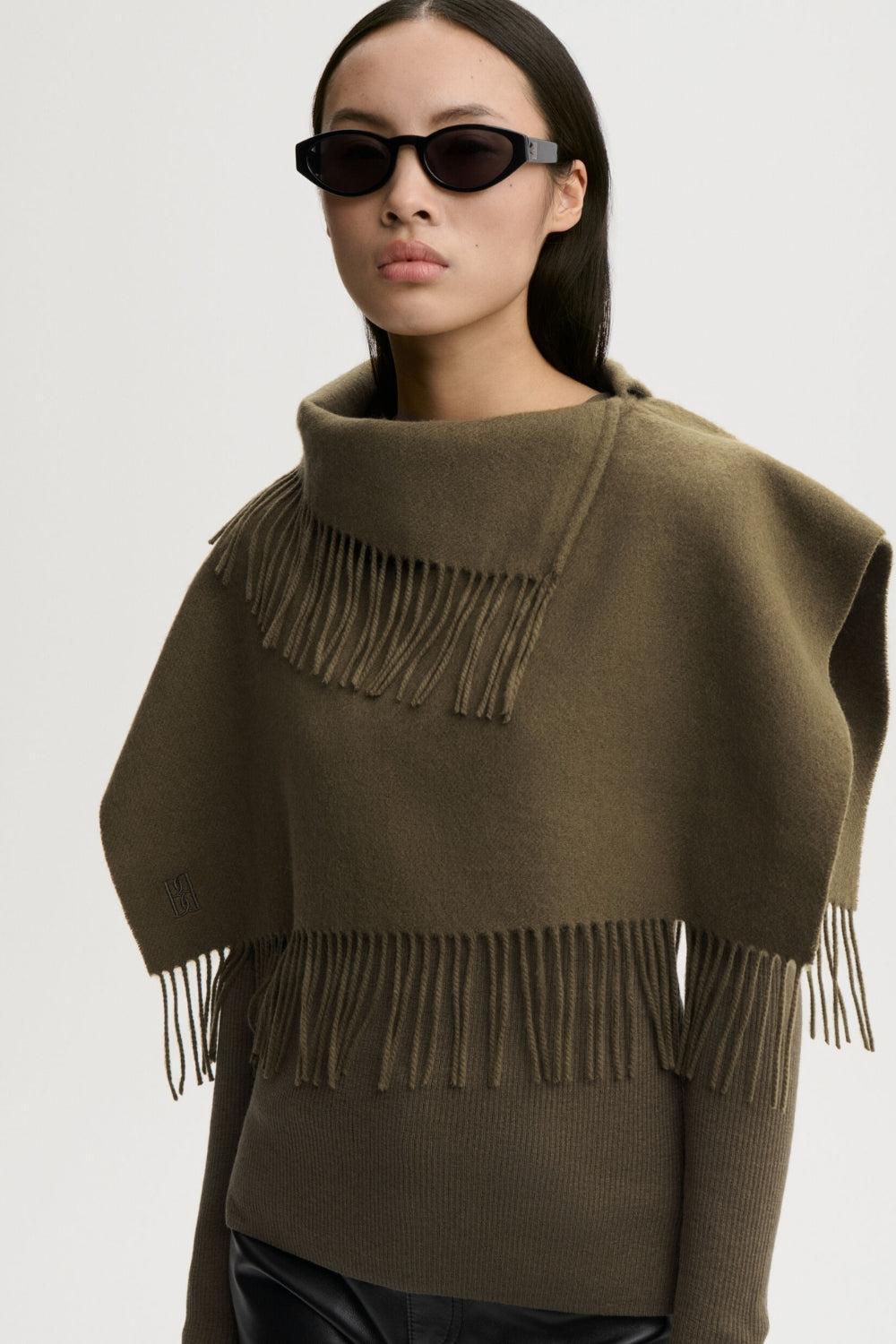 Turtla wool fringe bib Hunt