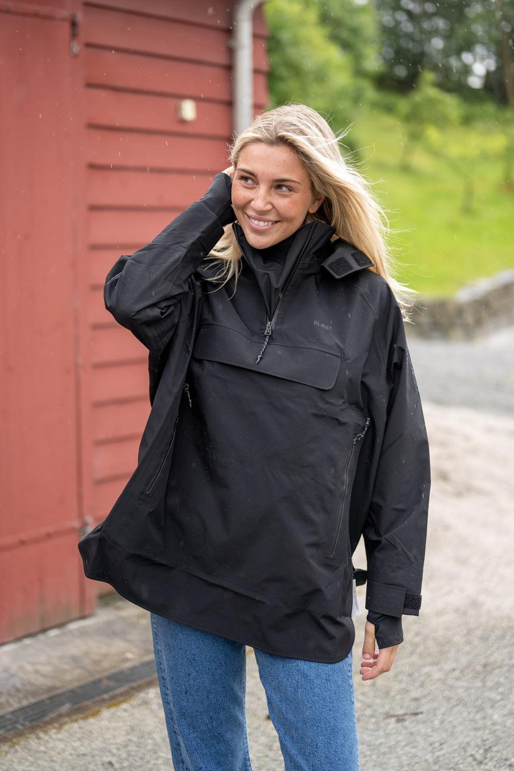 Voss Poncho Black