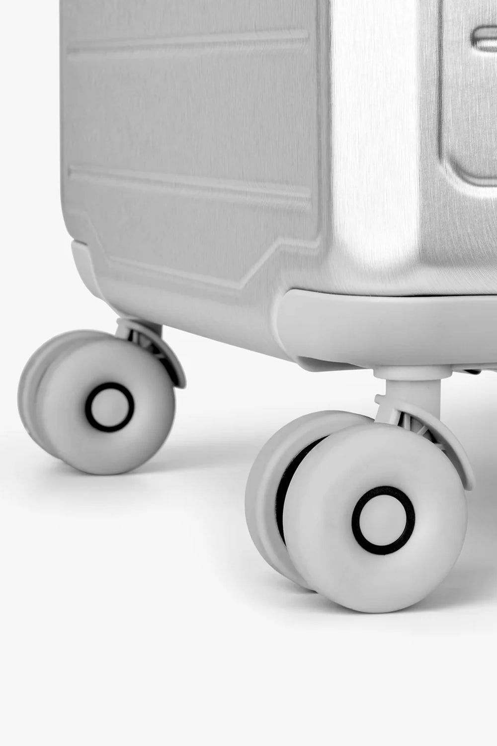 Day Tonal 24" Trunk Silver