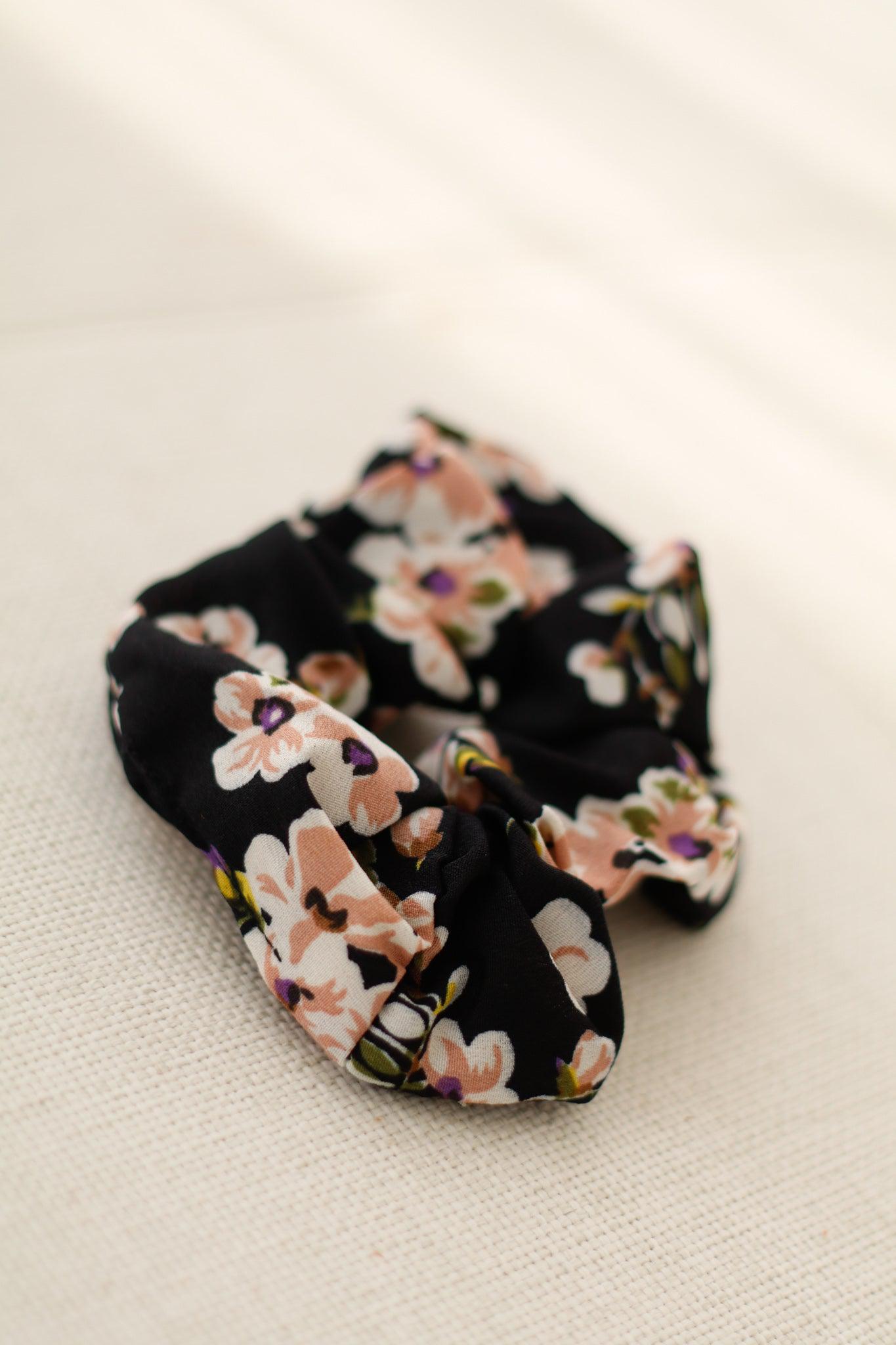 Sistie scrunchie black with flowers